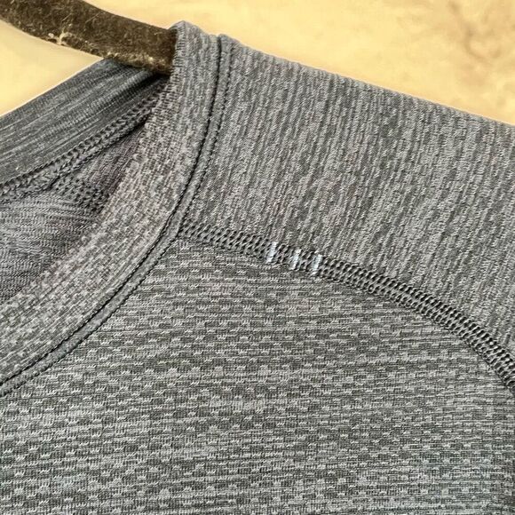 Lululemon Men's Blue Short Sleeve T-Shirt L Activewear Running Yoga - Picture 4 of 6